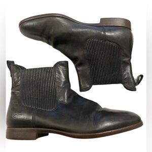 UGG black leather Chelsea boots sherpa insoles. Size 9.5 SH10